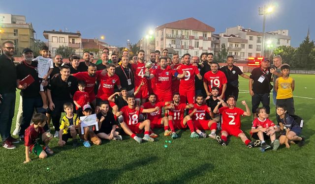 Şampiyon kupasını aldı! Büyükler 1. Amatör Lige yükseldi!