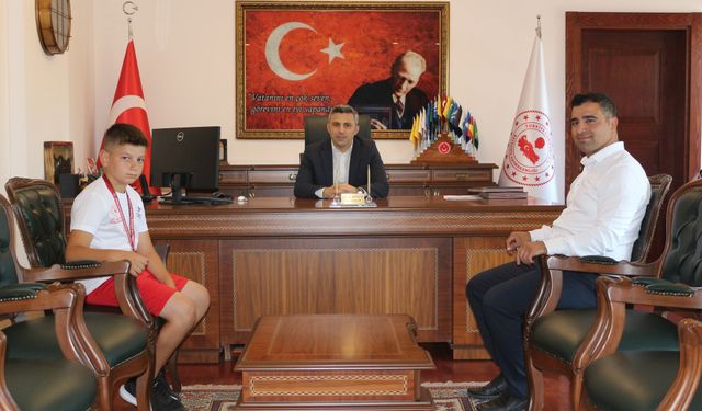 Güreş Şampiyonu Yusuf Eymen Arlı’dan Kaymakam Emrah Bütün’e ziyaret