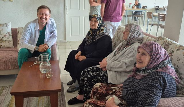 Biga'da sağlıkçılardan huzurevine ziyaret