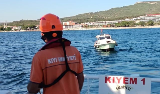 Çanakkale Boğazı'nda sürüklenen tekne kurtarıldı