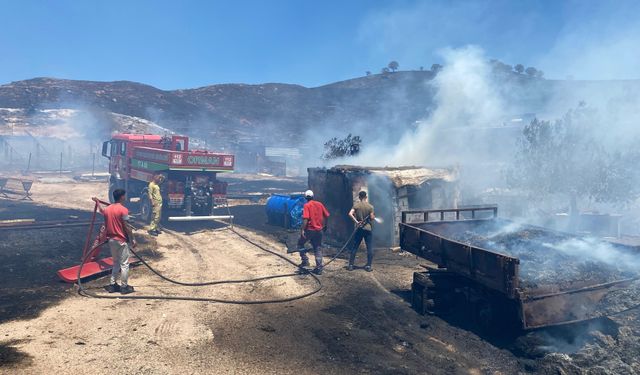 Çanakkale'de makilik alanda çıkan yangında romörkler yandı