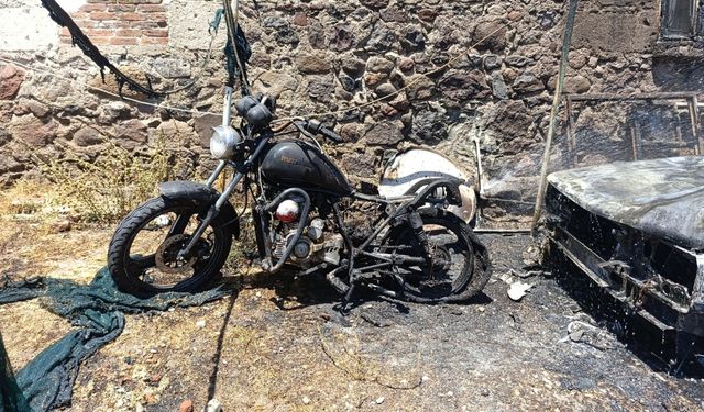 Ayvacık’ta park halindeki araç ve motosiklet yandı
