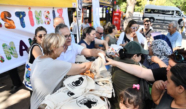 Cuma Pazarında plastik poşetlerin çevre için oluşturduğu zarara dikkat çekildi!