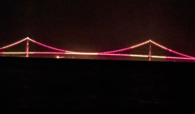 Çanakkale Köprüsü sarı kırmızılı renklerle aydınlatıldı