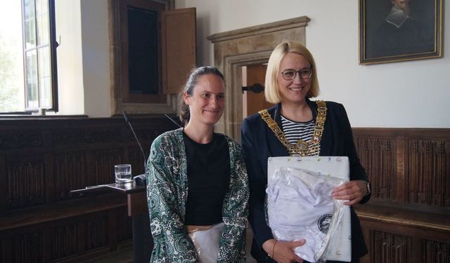 Osnabrück Belediye Başkanı Katharina Pötter’e ÇABİP Tişörtü