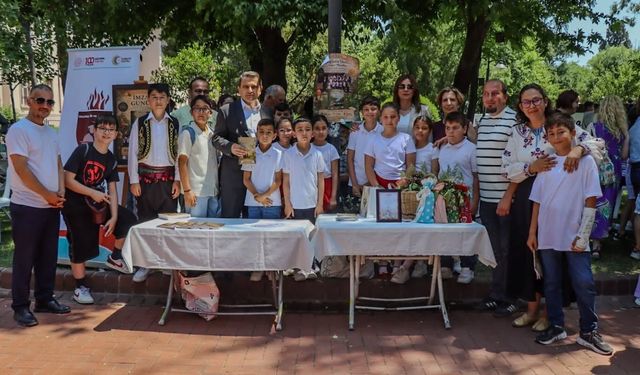 Çocuk Yazarlar şenlikte buluştu! Kitaplarını imzaladılar