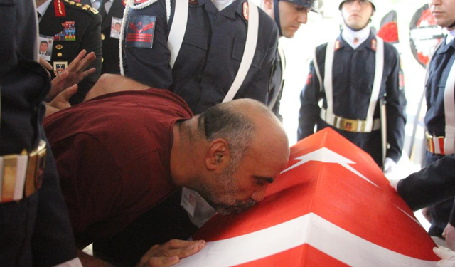 Şehit babası yürekleri dağladı, oğlunun tabutuna koşup öptü