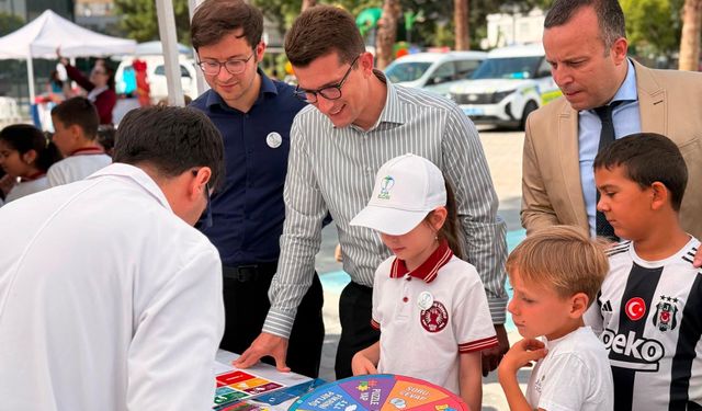 Ezine’de Dev Okul Şenliği: "Sağlık Elçileri" Geleceğe Sağlıkla Koşuyor!