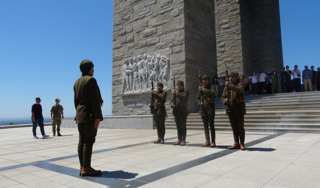 Tarihi Alan’da saygı nöbeti