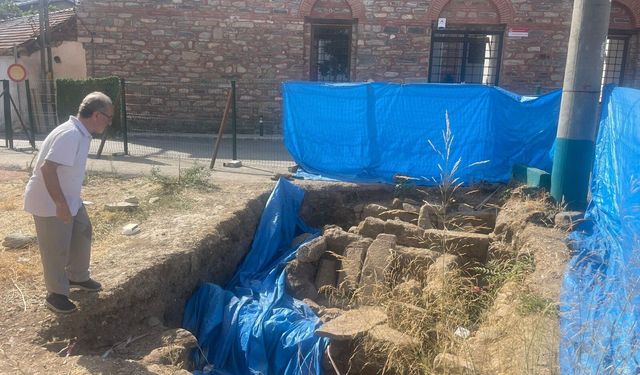 Tarihi mezarın üzeri çakıl taşlarıyla kapatılıp otopark görünümü verildi