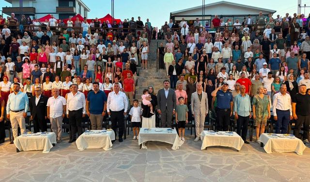 Ayvacık'ta Uluslararası Halk Dansları Rüzgarı Esti