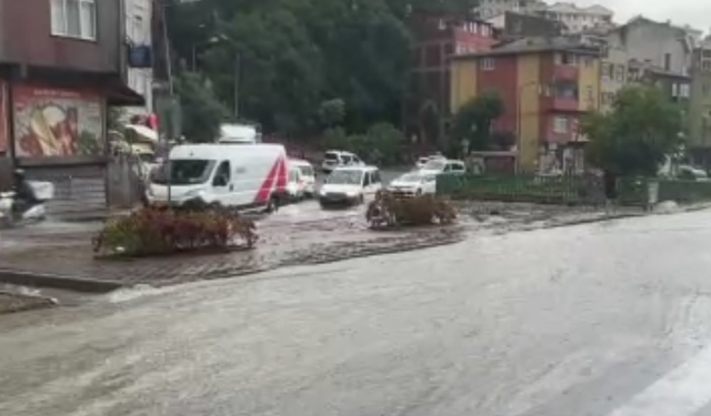 Avrupa yakasında sağanak etkili oldu: Yollar göle döndü, araçlar suda ilerleyemedi