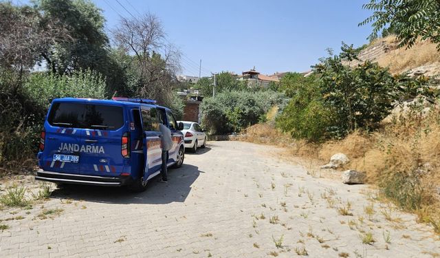 Benzinle uğraşırken alevlerin arasında kaldı!