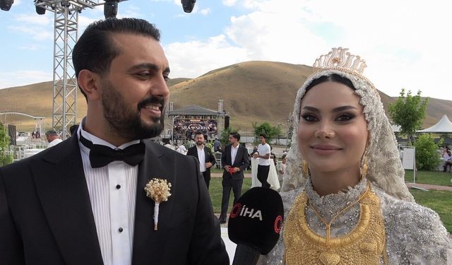 Van'da paraların havada uçuştuğu düğün: Damada yaklaşık 20 milyon TL, geline kilolarca altın takıldı