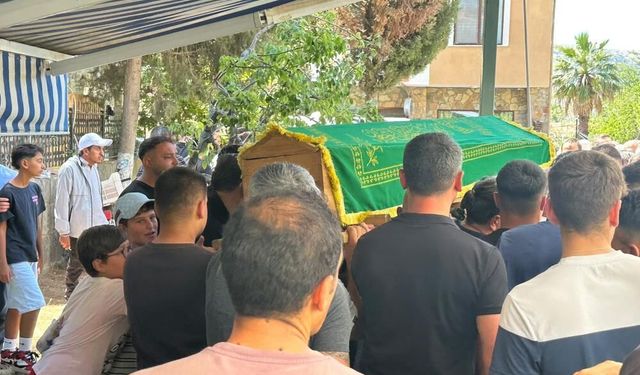 Gökçeada'da motosiklet ile otomobilin karıştığı kazada hayatını kaybeden çocuk toprağa verildi