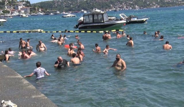 İstanbul’da sıcak hava dalgası bunalttı: Vatandaş kendini Boğaz’ın serin sularına bıraktı