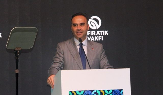 Bakan Kacır: "Sanayi devriminden bu yana yaklaşık 1,5 derece ısınan yerküre, bugün alarm veriyor"