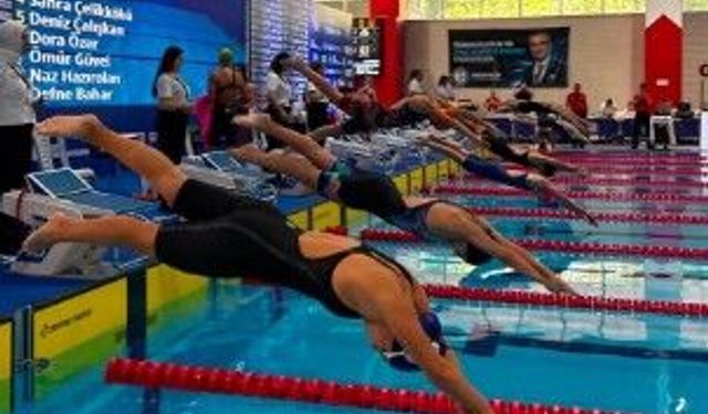 Çanakkale Belediyespor’un genç yüzücüleri Samsun’da madalyalara kulaç attı