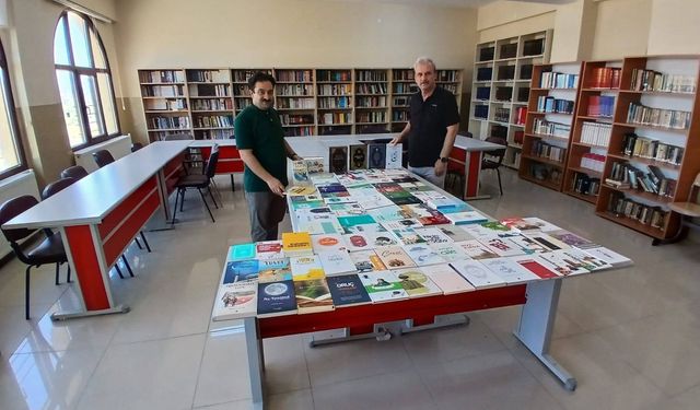 Ezine Müftülüğü ve Milli Eğitim Müdürlüğünden Okullara Kitap Desteği
