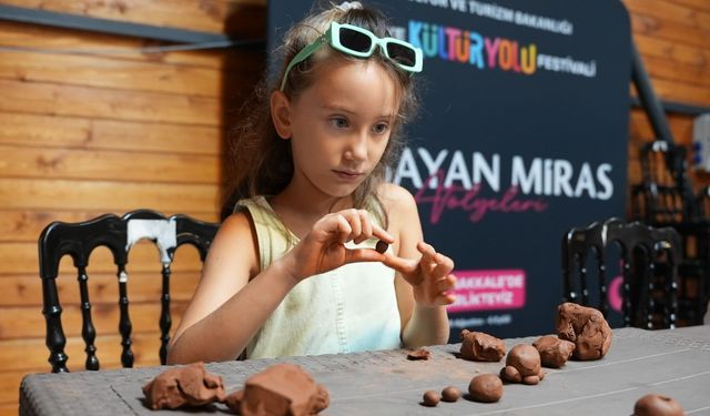 Çamura şekil verdiler, festival alanı renklendirdiler