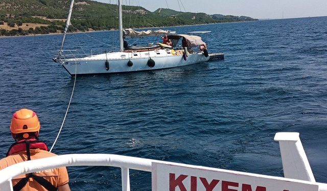 Çanakkale Boğazı’nda makine arızası yaşayan tekne kurtarıldı