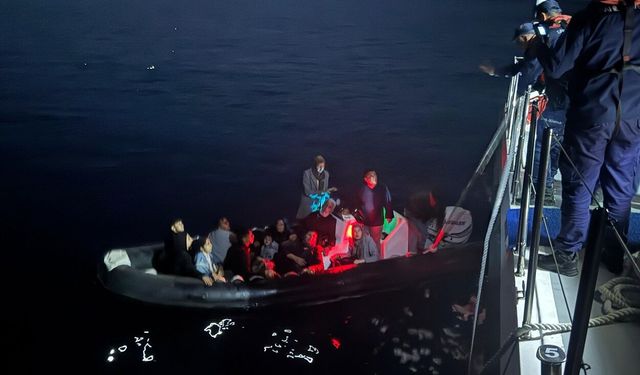Gökçeada açıklarında 6’sı çocuk 14 düzensiz göçmen kurtarıldı