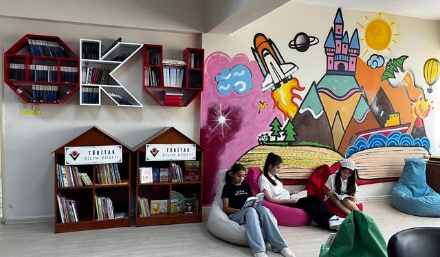 Ezine’de Okullara TÜBİTAK Bilim Köşeleri Kuruldu