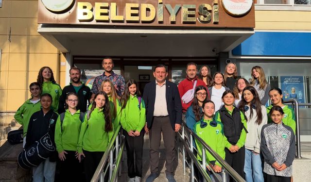 Gökçeada’nın genç voleybolcularından Başkan Atalay’a ziyaret