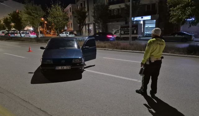 Polis ekiplerince durdurulan sürücü otomobilini terk edip kaçtı