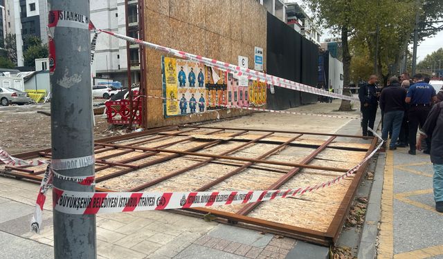 İnşaatın dış koruma kaplaması vatandaşların üzerine düştü: 2 yaralı