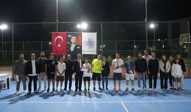 Biga’da kurtuluş günü etkinlikleri kapsamında tenis heyecanı
