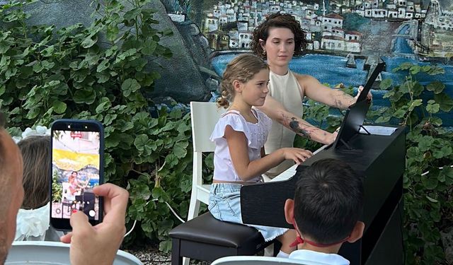 Bozcaada Itırlı Bahçe’de çocuklardan anlamlı piyano konseri