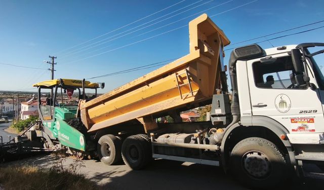 Ayvacık’ta 6 kilometrelik yolda sıcak asfalt çalışması başladı