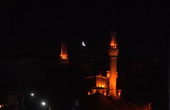 Üsküdar'da iki minare arasında beliren hilal, kartpostallık görüntüler oluşturdu