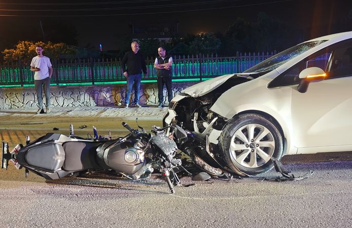 Otomobil ile kafa kafaya çarpışan motosiklet sürücüsü yaralandı