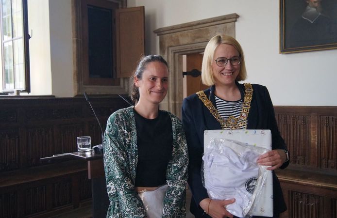 Osnabrück Belediye Başkanı Katharina Pötter’e ÇABİP Tişörtü