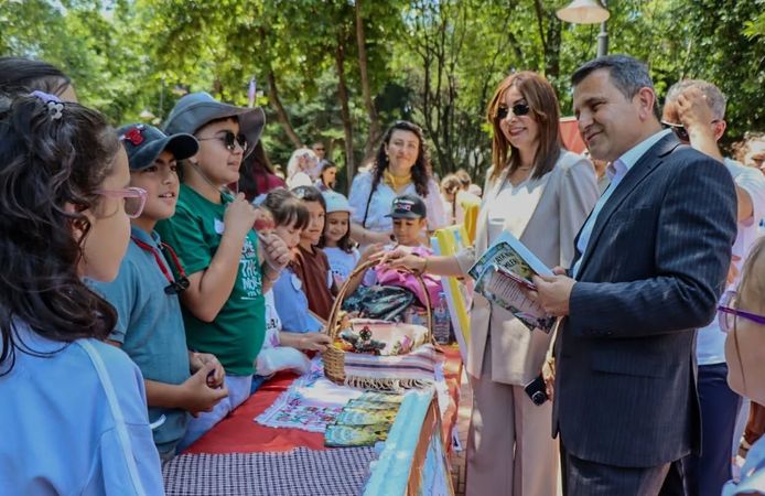 Çocuk Yazarlar şenlikte buluştu! Kitaplarını imzaladılar