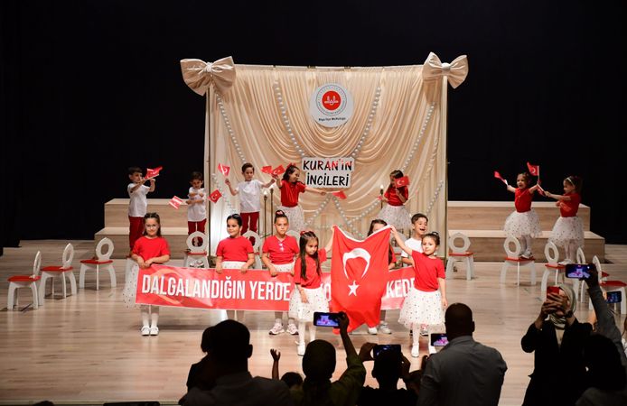 Biga’da Miniklerden Yıl Sonu Gösterisi