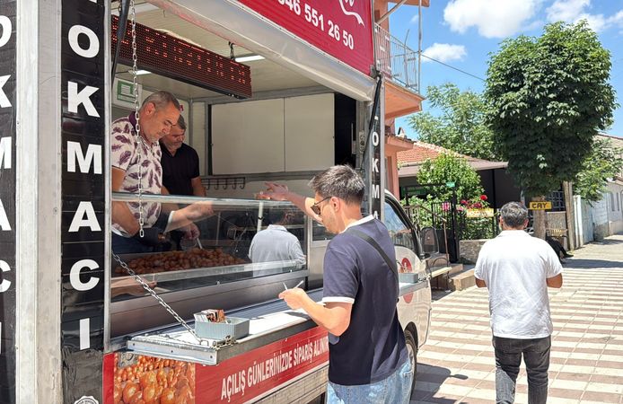 Boşanmasını lokma dağıtarak kutladı