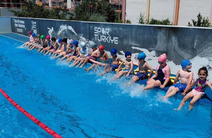 Çan Portatif Havuzu Çocukları serinletti