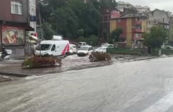 Avrupa yakasında sağanak etkili oldu: Yollar göle döndü, araçlar suda ilerleyemedi