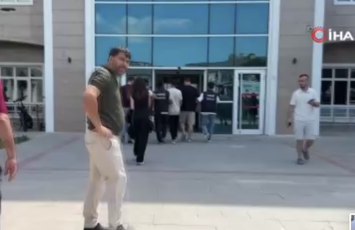 Öğretmenlikten ihraç edildi, yine de deavm etti