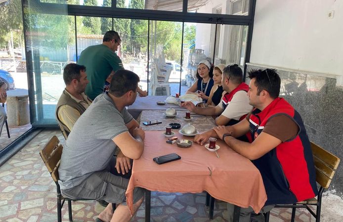 Ezine'de KKKA'ya karşı ortak çalışma: Köylerde eğitim verildi, ücretsiz kene ilacı dağıtıldı