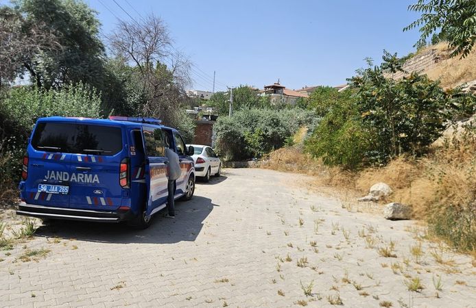Benzinle uğraşırken alevlerin arasında kaldı!