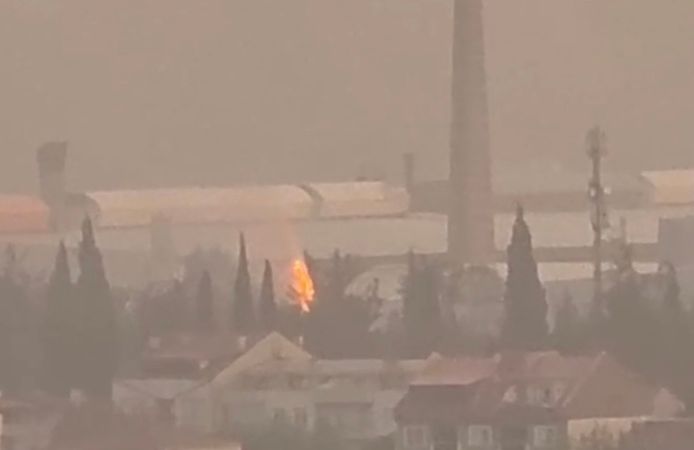 Çan'da selvi ağacına yıldırım düştü! Ağaçlar tutuştu