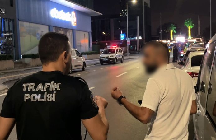 Alkollü sürücüden tepki çeken hareketler: Yüzünü saklayıp küfretti.