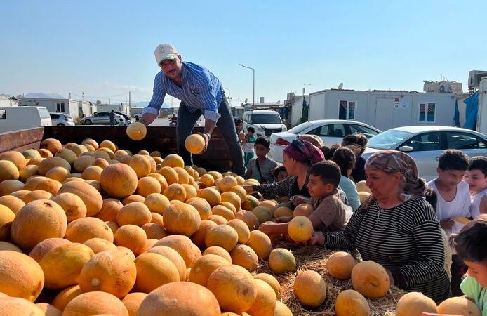 Tüccarlara inat 50 ton kavunu depremzedelere bedava dağıttı