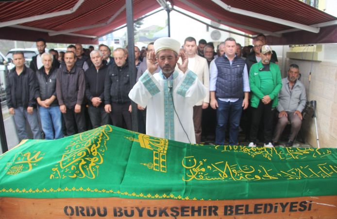 Cesedi denizde bulunan balıkçı toprağa verildi