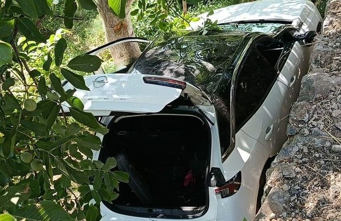Hizan’da otomobil bahçeye uçtu, 8 kişi yaralandı