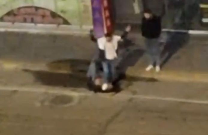 Yerdeki kişinin yüzüne ayağıyla bastı: Şiddet anları kamerada